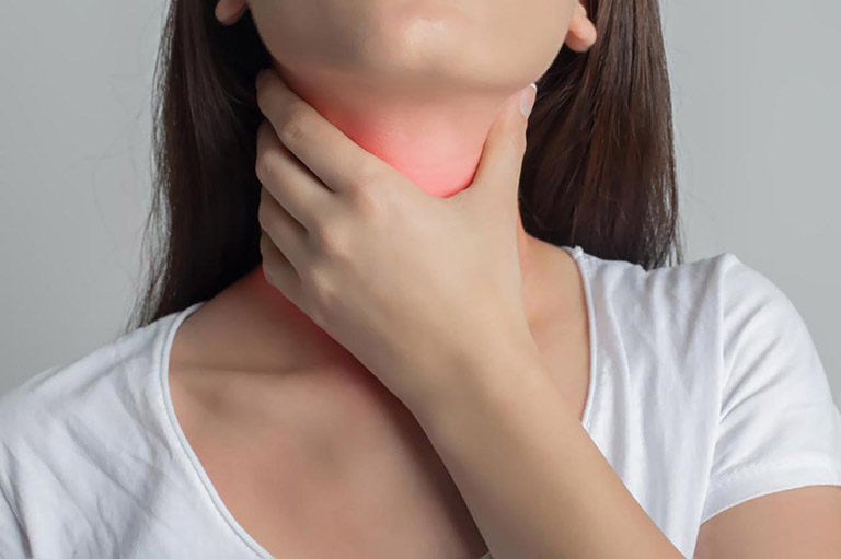 Người bệnh thường cảm thấy đau rát cổ họng, ho kéo dài
