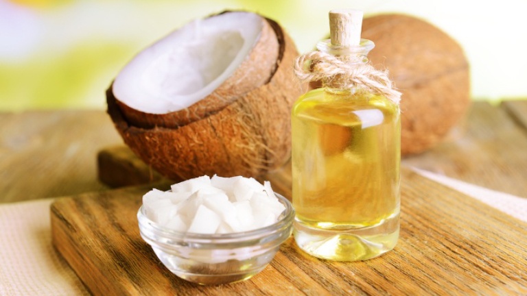 Cải thiện các triệu chứng của bệnh chàm da bằng cách thoa dầu dừa
