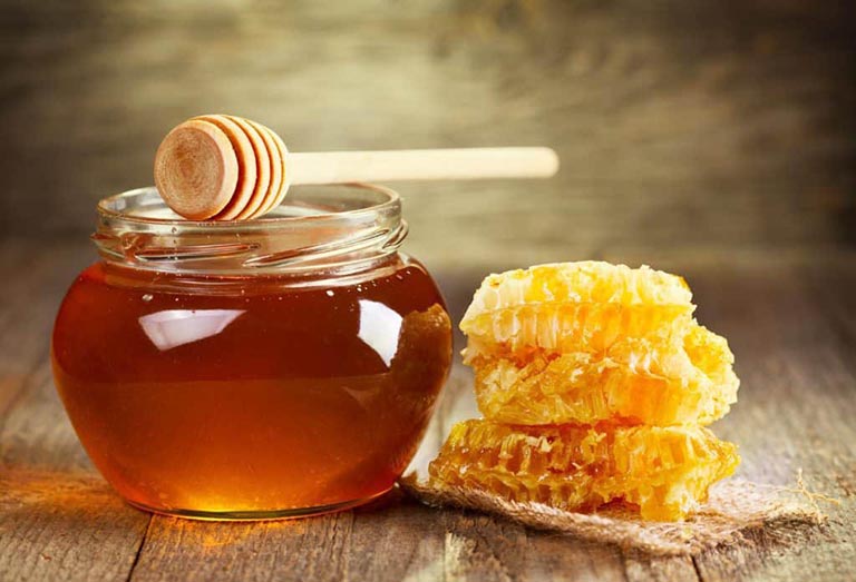 Mật ong là nguyên liệu quen thuộc trong các bài thuốc trị viêm họng