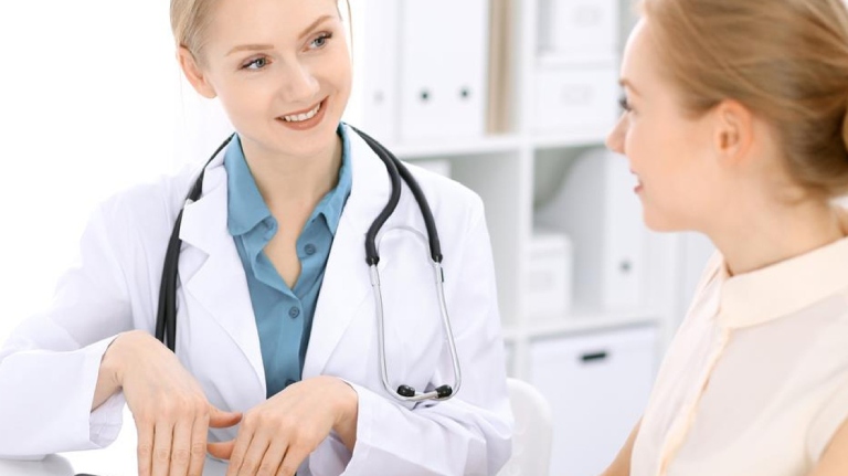 Người bệnh nên đến thăm khám bác sĩ nếu bệnh vẩy nến có dấu hiệu ngày càng nghiêm trọng