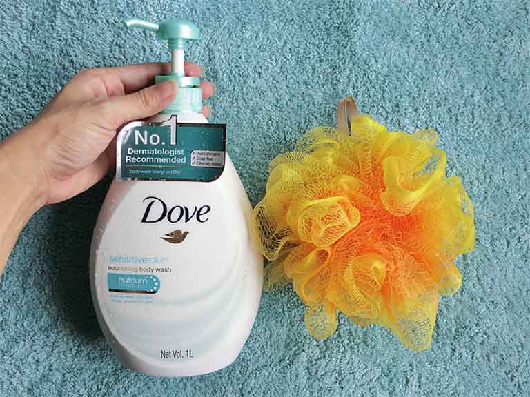 Dove Sensitive Skin là sản phẩm có khả năng tăng độ ẩm cho da, làm mềm da, cải thiện tình trạng da bị hư tổn