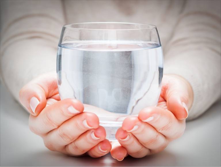 Bổ sung đủ nước cho cơ thể cũng giúp tình trạng viêm amidan giảm bớt