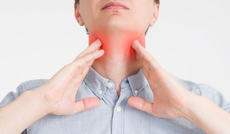 Người bệnh thường xuyên cảm thấy đau rát vùng họng