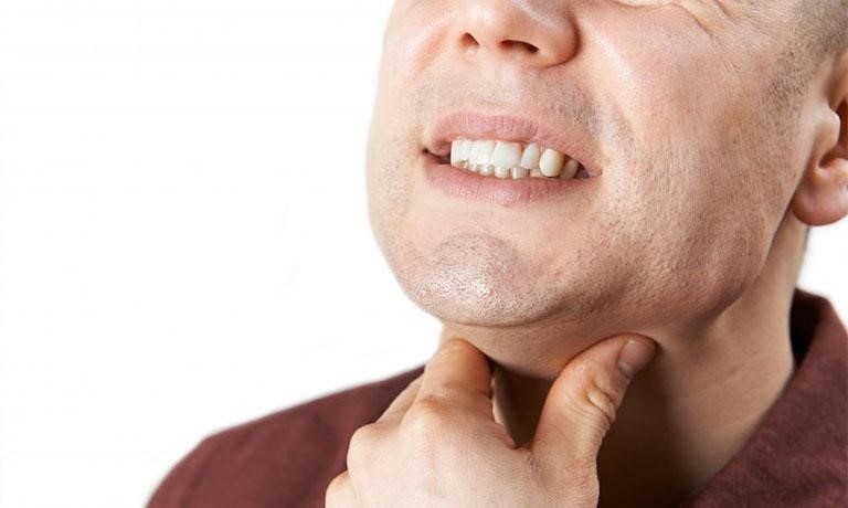 Dịch nhầy khi đi xuống cổ họng sẽ gây đau rát và ho khan