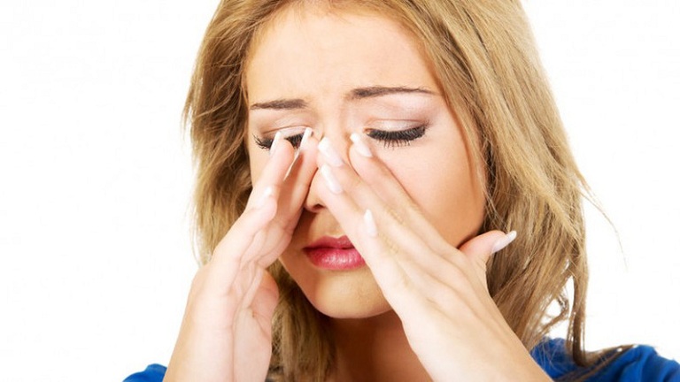 Bệnh gây đau nhức đầu kèm theo hiện tượng nghẹt mũi, khó chịu