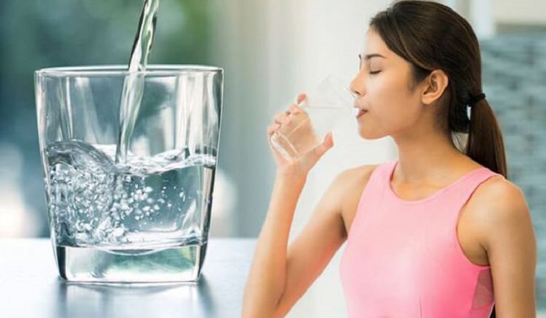 Uống nhiều nước mỗi ngày để bổ sung các khoáng chất cần thiết cho cơ thể