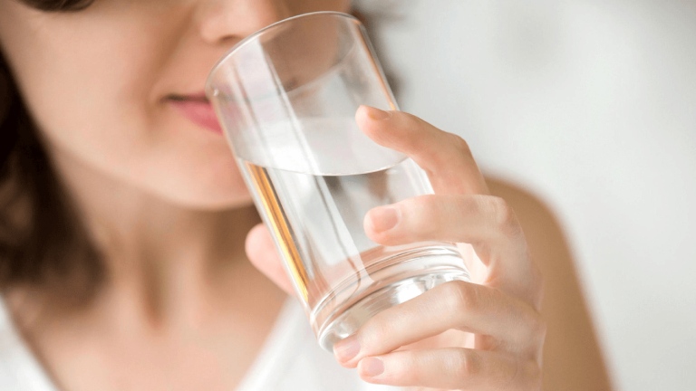 Uống nhiều nước mỗi ngày sẽ có tác dụng phòng ngừa tình trạng nổi mẩn ngứa toàn thân