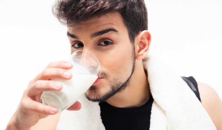 Uống một cốc sữa nóng mỗi khi cơn đau dạ dày xuất hiện sẽ có tác dụng giảm đau rất hiệu quả