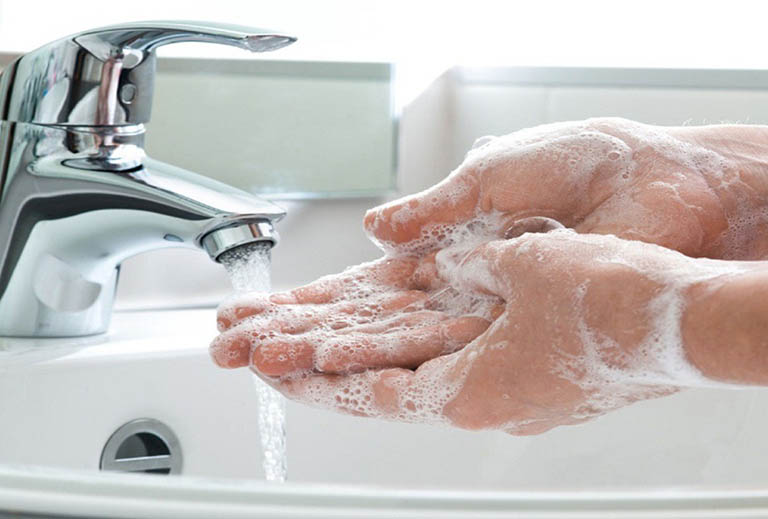 Rửa sạch da với xà phòng diệt khuẩn hoặc nước mát sau khi tiếp xúc với mủ côn trùng hoặc nhựa thực vật