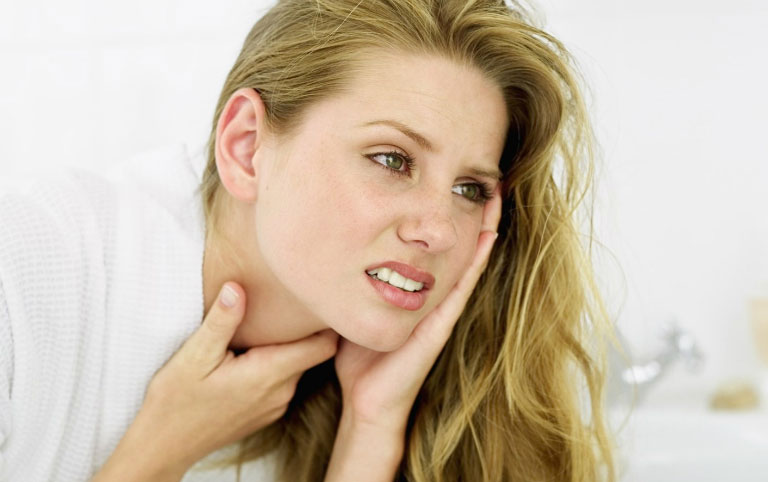 Viêm họng là một trong những bệnh lý gây ra tình trạng cổ họng đau rát khi nuốt