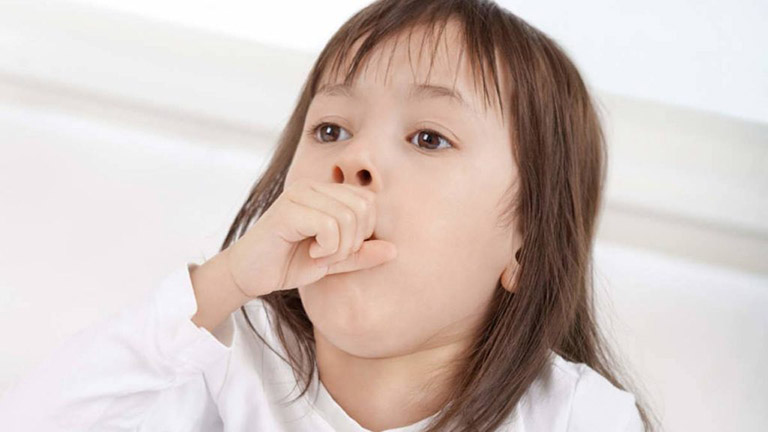 Tình trạng ho có đờm, ngứa họng thường gặp trong bệnh viêm họng ở trẻ em