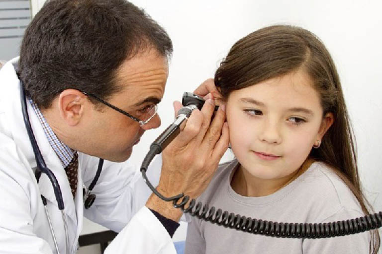 Khi bị đau mang tai bạn cần sớm đến gặp bác sĩ để lắng nghe hướng dẫn điều trị