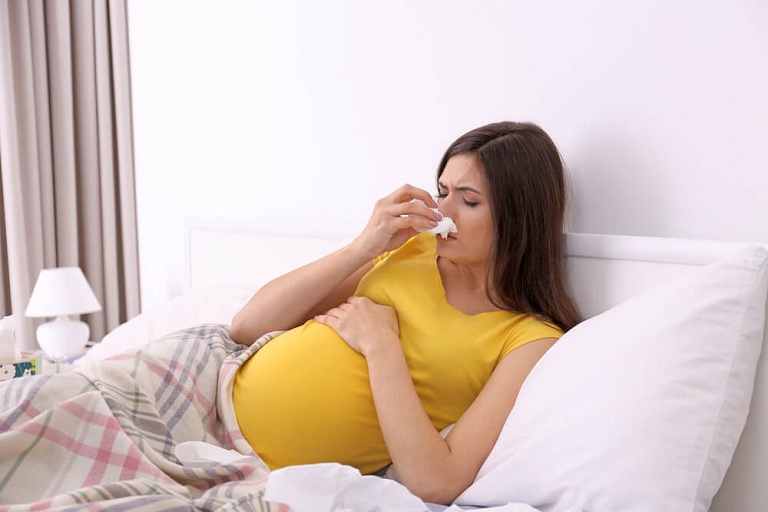 Bà bầu bị viêm mũi dị ứng có thể gián tiếp gây ảnh hưởng tới thai nhi