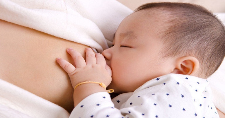 Cho trẻ bú nhiều là cách giảm đờm hiệu quả với trẻ sơ sinh 