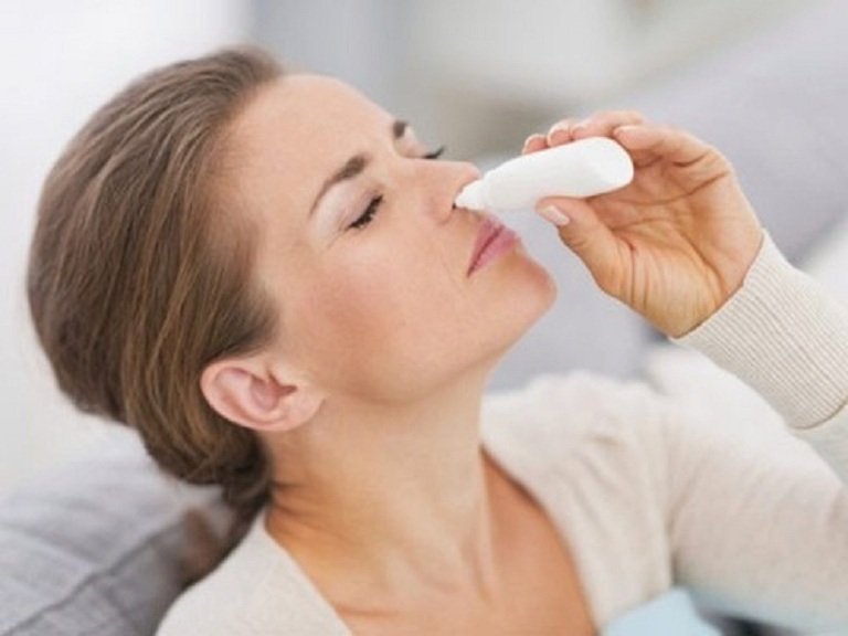 Khi dùng thuốc nhỏ mũi, người bệnh nên ngửa cổ về phía trước để giúp thuốc dễ dàng đi vào sâu hốc xoang