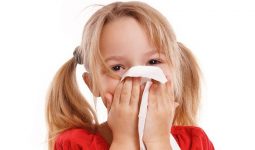 Trẻ nhỏ rất dễ bị đờm nhầy trong cổ họng khi tiếp xúc với hại khuẩn