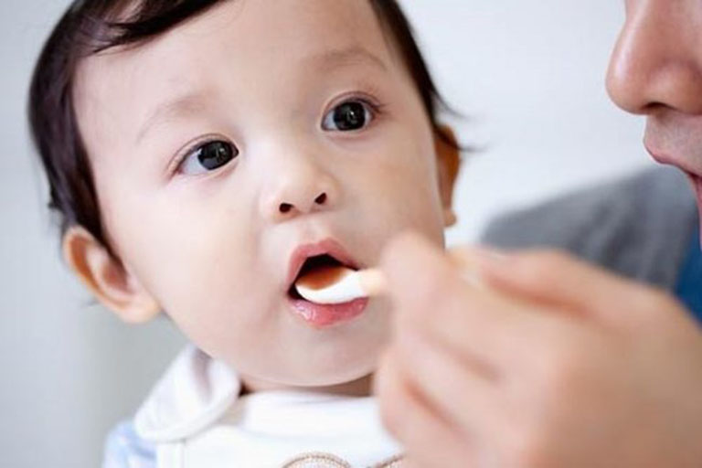 Phụ huynh hãy bón cho bé các món dễ nuốt và có lợi với đường tiêu hóa