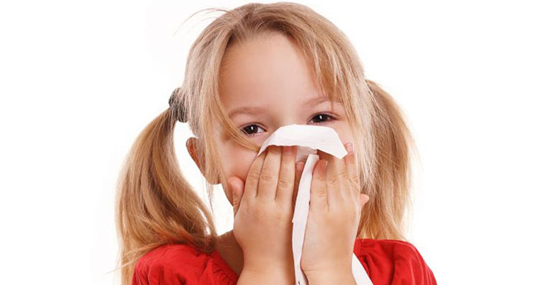 Trẻ nhỏ rất dễ bị đờm nhầy trong cổ họng khi tiếp xúc với hại khuẩn