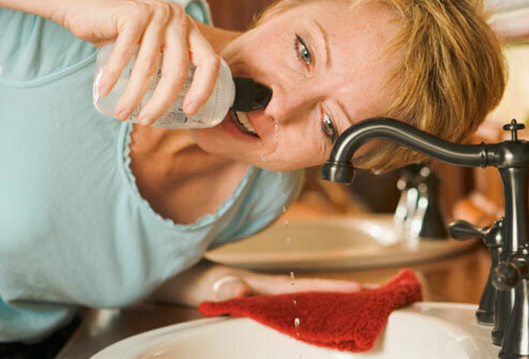 Bình rửa mũi là lựa chọn phổ biến nhất khi rửa mũi bằng muối trị viêm xoang
