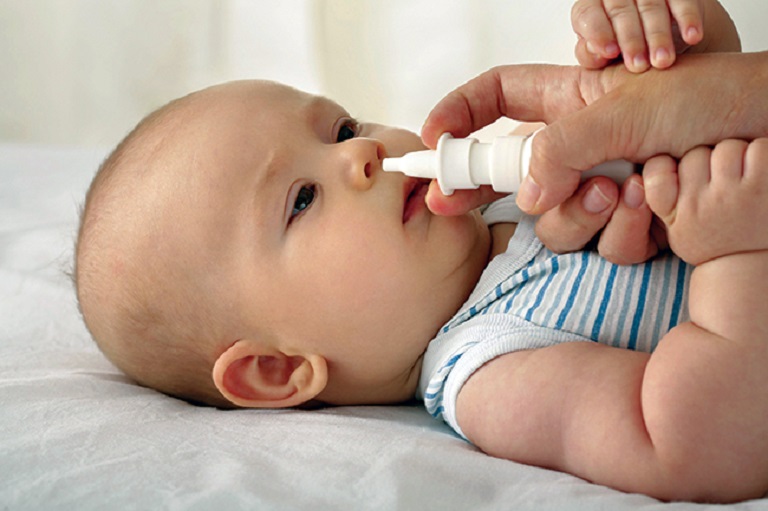Vệ sinh mũi, họng thường xuyên cho bé bằng nước muối sinh lý