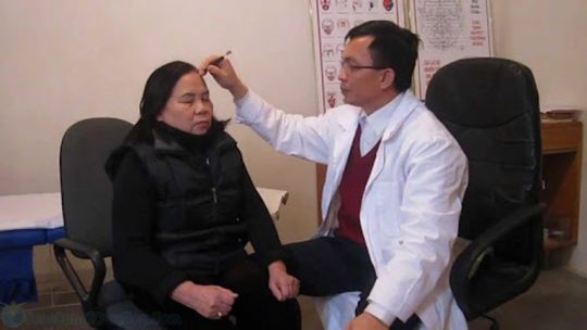 Chữa viêm họng bằng diện chẩn phù hợp với người lớn tuổi