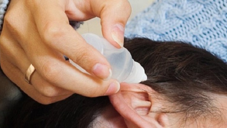 Nhỏ nước oxy già trực tiếp vào tai cũng là một biện pháp chữa viêm họng hạt