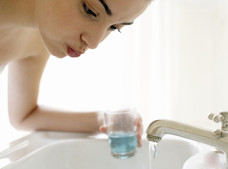 Súc miệng với nước muối là cách chữa viêm họng hạt tại nhà hiệu quả