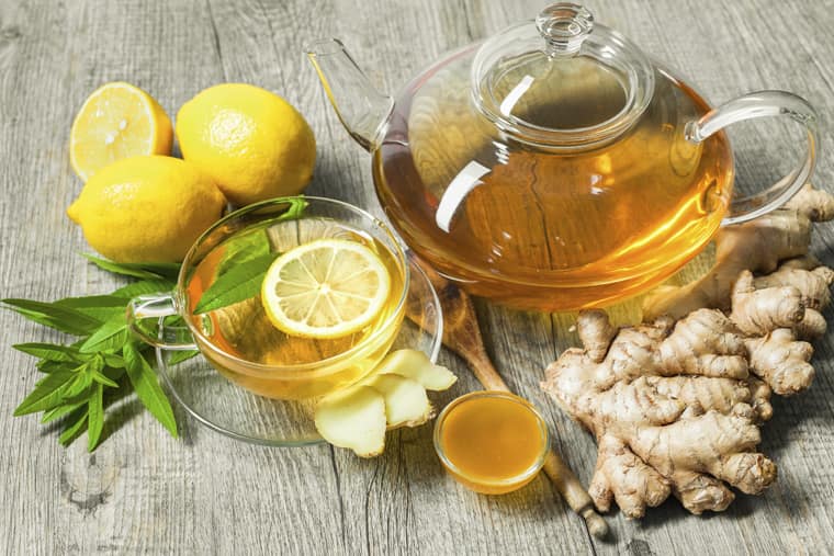 Dùng trà mật ong và chanh có tác dụng làm dịu niêm mạc, giảm ngứa ngáy và sưng viêm ở cổ họng