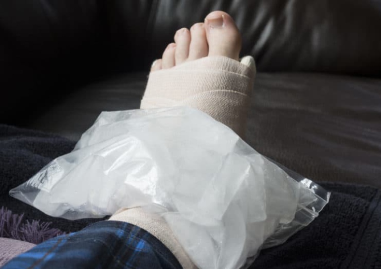 Chườm đá lạnh giúp đẩy lùi cơn đau nhức ở cổ chân an toàn, hiệu quả