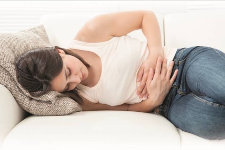 Đau dạ dày sau sinh khiến sản phụ cảm thấy rất mệt mỏi và ảnh hưởng xấu đến sức khỏe
