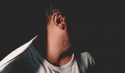 Cơn đau có thể xuất hiện ở một bên tai, ít khi gặp cùng lúc cả hai tai