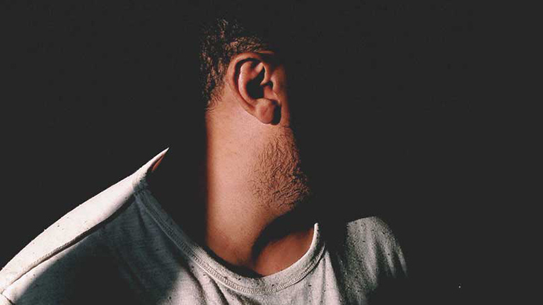 Cơn đau có thể xuất hiện ở một bên tai, ít khi gặp cùng lúc cả hai tai