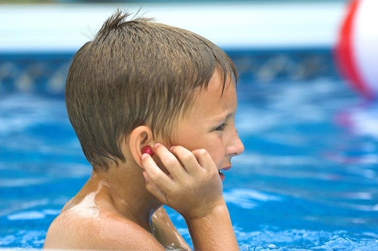 Trẻ bị đau tai do bơi lội nhiều dẫn tới viêm tai ngoài
