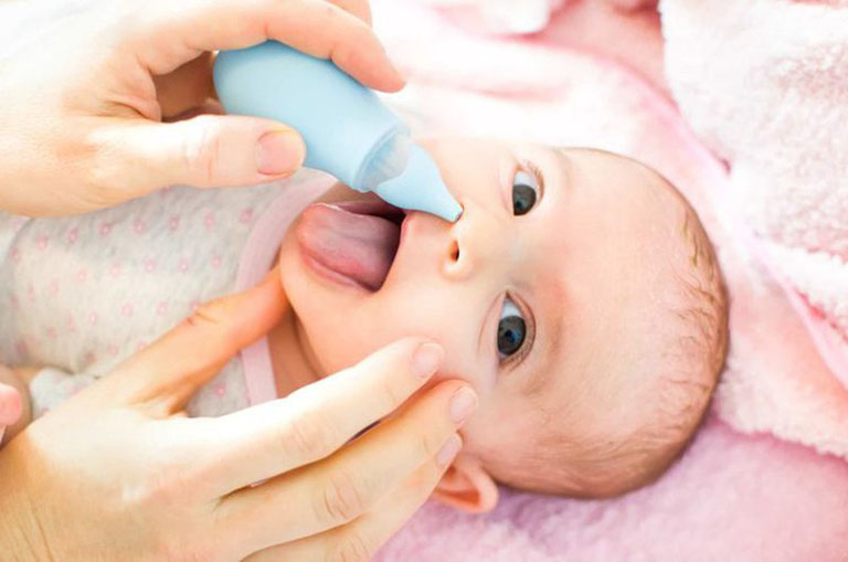 Vệ sinh mũi cho trẻ bằng nước muối sinh lý giảm giảm các triệu chứng khó chịu ở mũi họng