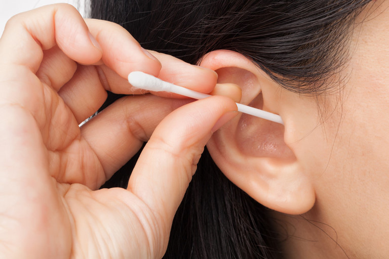 Lấy ráy tai không đúng cách làm tổn thương màng nhĩ cũng là nguyên nhân gây chảy dịch mủ