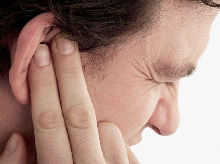 Lỗ tai bị chảy mủ không chỉ gây ù tai, giảm khả năng nghe mà còn gây nhiều biến chứng nguy hiểm