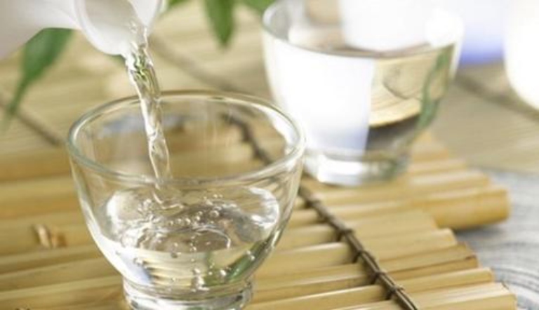 Ngâm lá vông trong rượu trắng giúp tăng công dụng của dược liệu