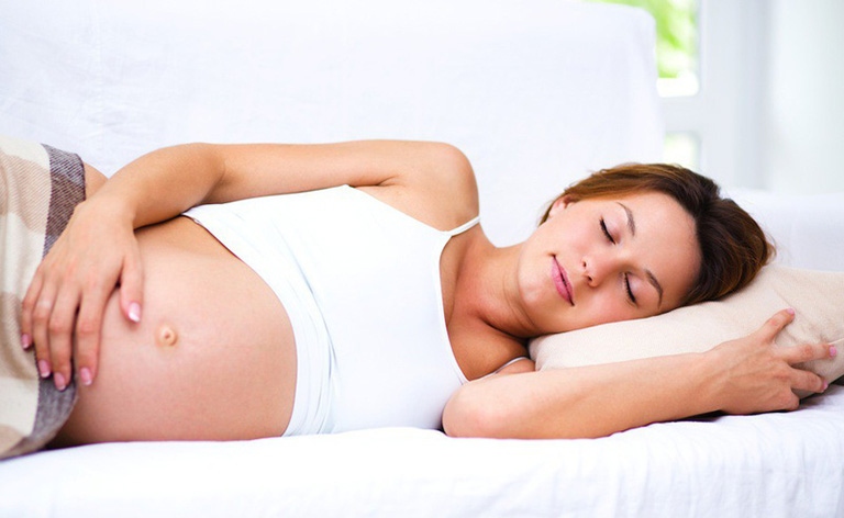 Mẹ bầu nên ngủ nghiêng để tránh ảnh hưởng đến cột sống và thai nhi