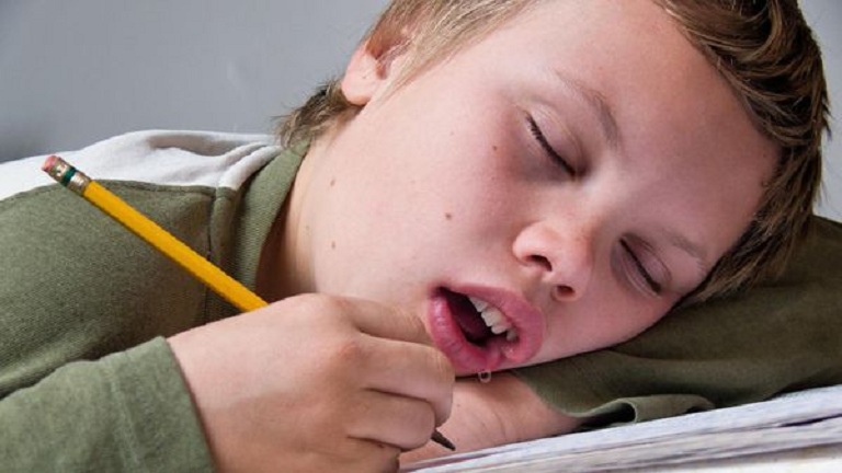 Thói quen ngủ mở miệng gây ra hậu quả miệng bị khô và rát họng