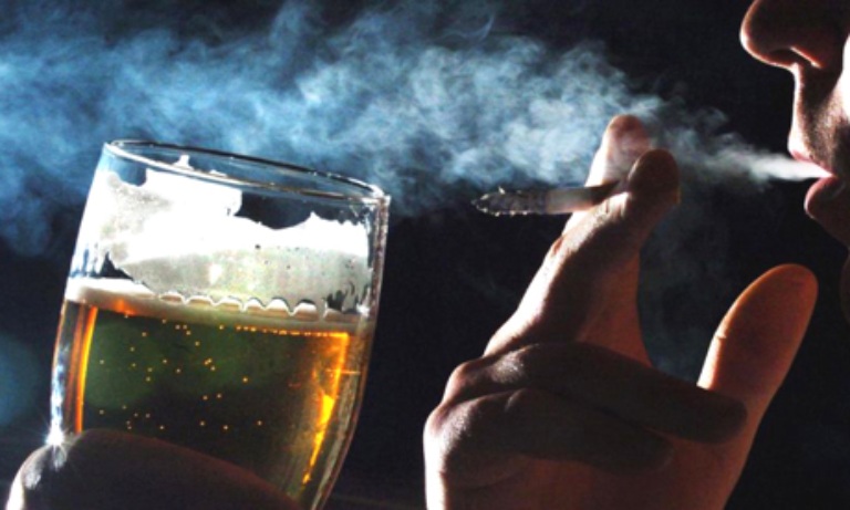 Nghiện rượu bia và thuốc lá sẽ khiến bạn có nguy cơ bị đau cuống bao tử