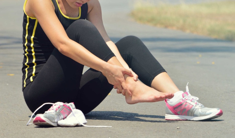 Chấn thương khi tập luyện là nguyên nhân gây ra bệnh viêm khớp cổ chân thường gặp