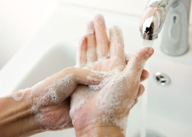 Hình thành thói quen vệ sinh tay sạch sẽ trước khi ăn và khi chế biến món ăn