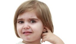 Trẻ bị đau tai do đâu
