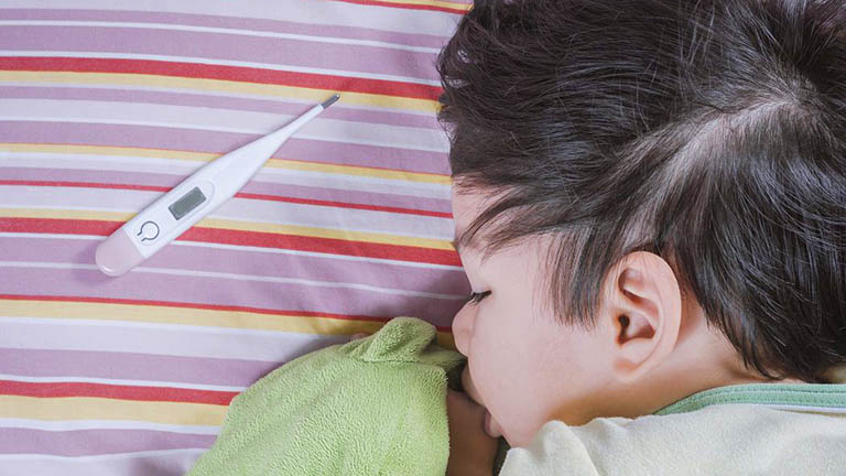 Trẻ bị viêm họng cấp sốt cao có thể cảnh báo nhiều nguy hiểm
