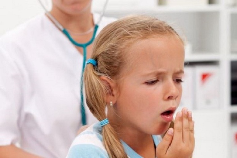 Trẻ bị viêm dây thanh quản thường có biểu hiện ho, đau rát cổ họng