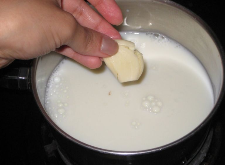 Trị ho bằng sữa tỏi an toàn cho cả trẻ nhỏ