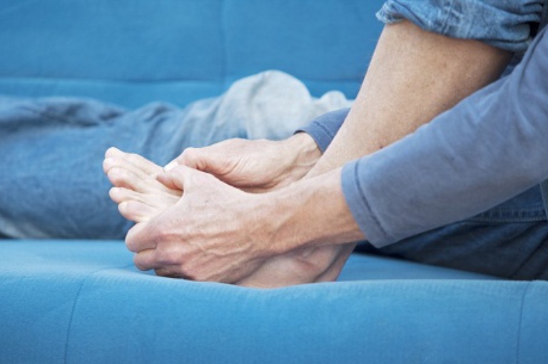 Khi bị viêm khớp cổ chân, người bệnh sẽ có triệu chứng cứng khớp sau khi ngủ dậy