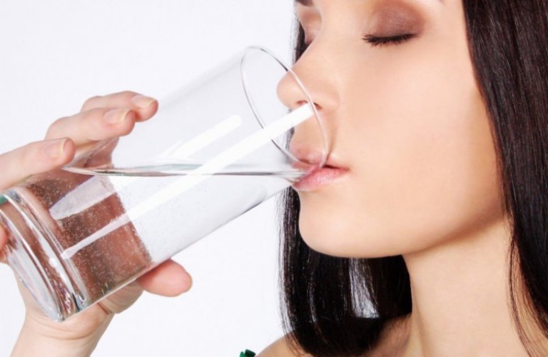 Uống nhiều nước có tác dụng rất tốt đến quá trình điều trị bệnh trĩ
