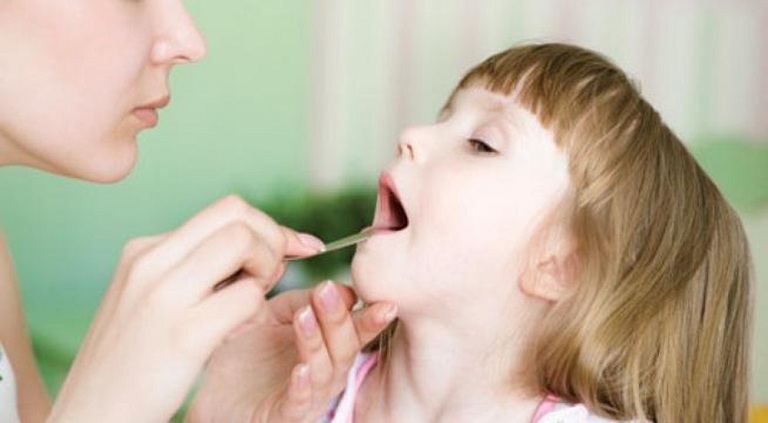 Trẻ có thể bị viêm họng do viêm mũi dị ứng