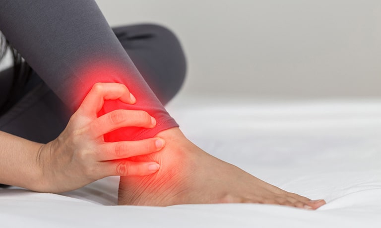 Viêm khớp cổ chân là bệnh lý xảy ra phổ biến và làm suy giảm khả năng vận động thông thường